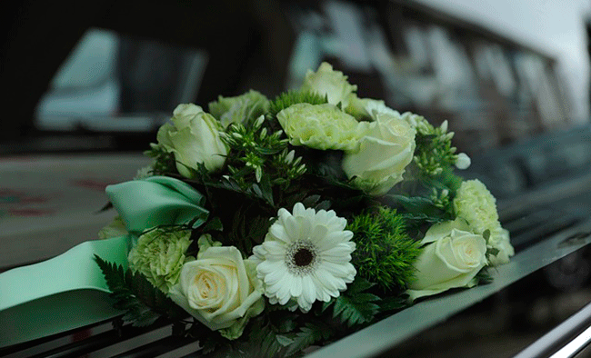 Con las Familias: El origen de las flores en los funerales